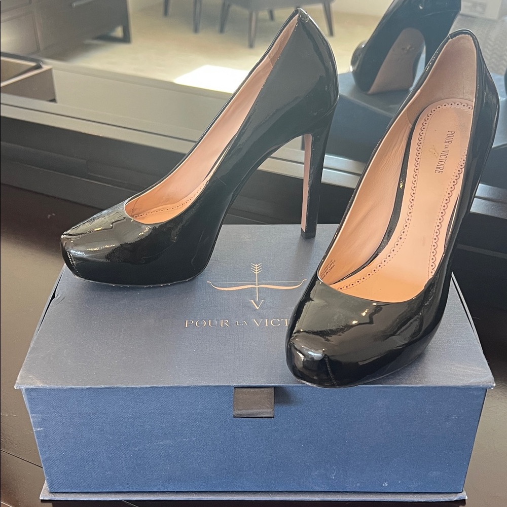 Pour La Victoire Glossy Black Heels size 8.5